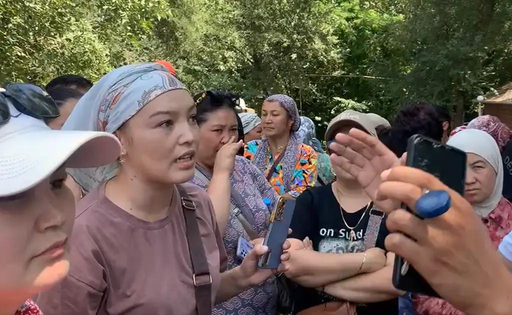Торговцы Ошской области вышли на митинг против переноса рынка