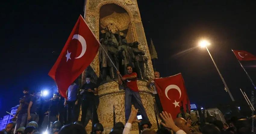 Снижение кредитного рейтинга Турции уронило курс лиры до рекордного минимума