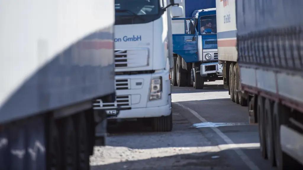 Таможня на границе КР и РК пропускает по 3—4 фуры в день — депутат