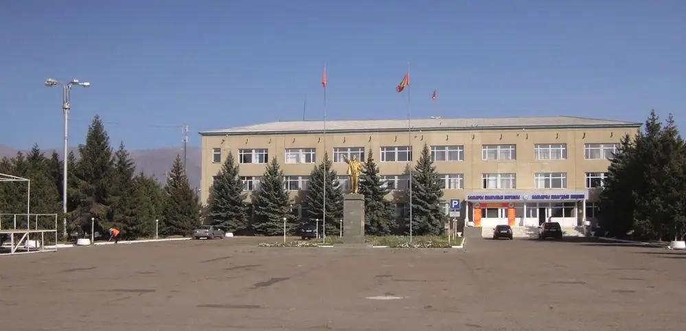 На сумму более 12 млн сомов намерены сделать пристройку к зданию мэрии Балыкчы