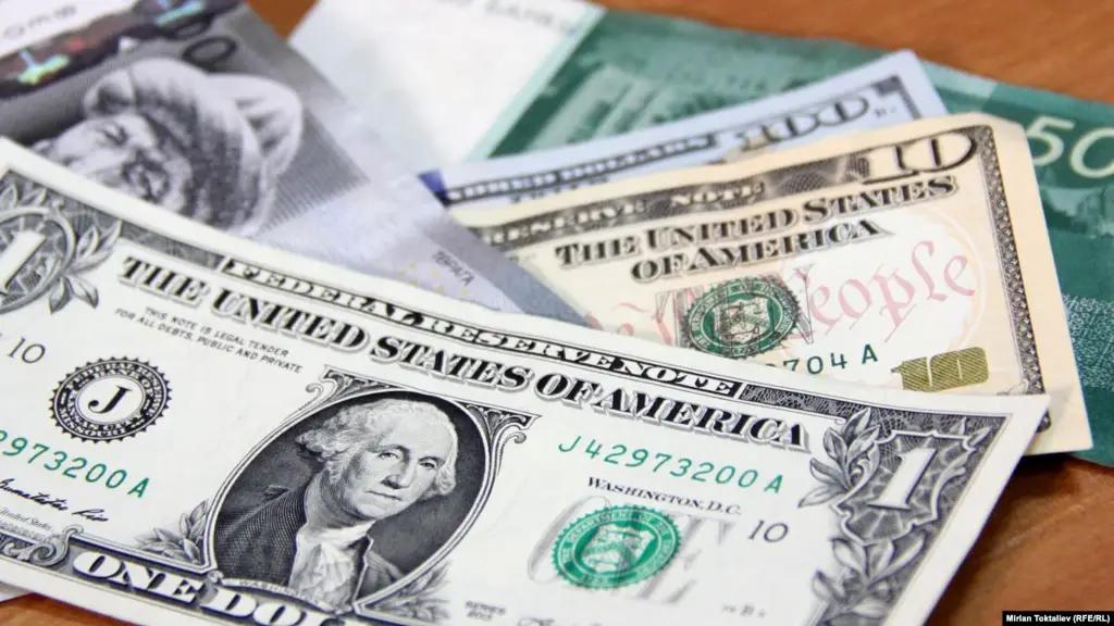 Стоимость доллара приближается к 80 сомам — курсы валют