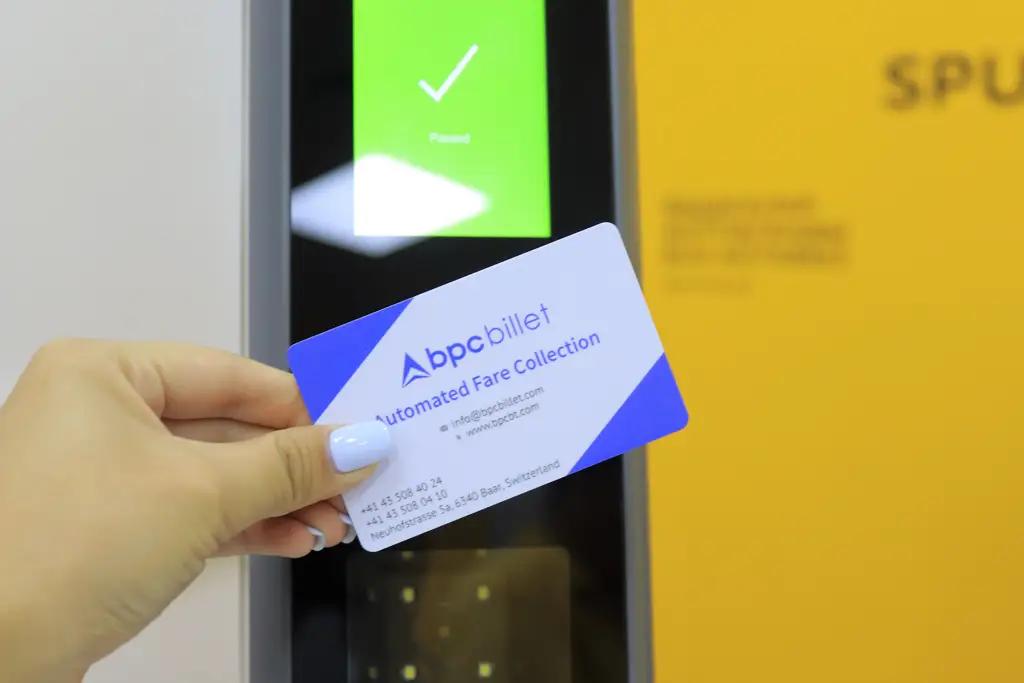 В Бишкеке вводят безналичную оплату за проезд