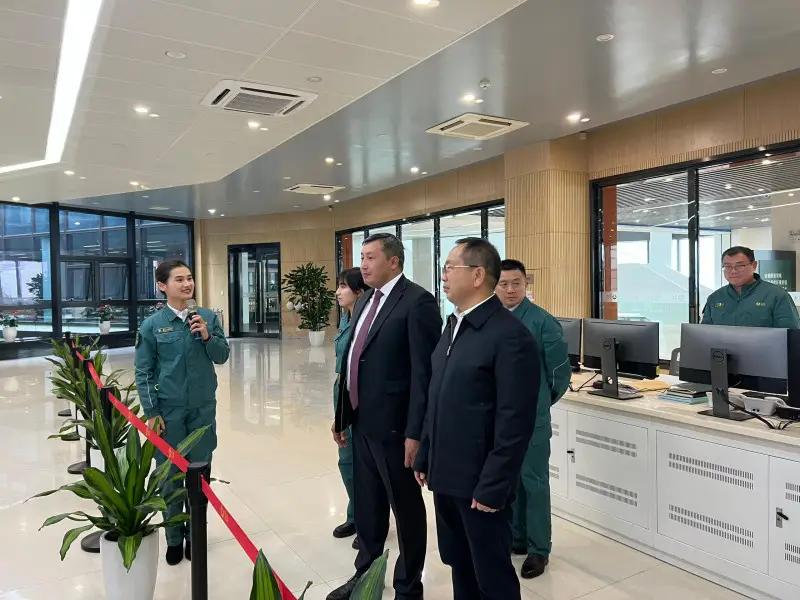 Китайская компания передала два мусоровоза Бишкеку