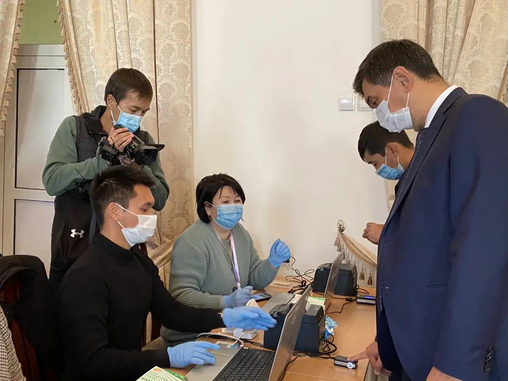 Мэр Азиз Суракматов проголосовал на участке № 1215