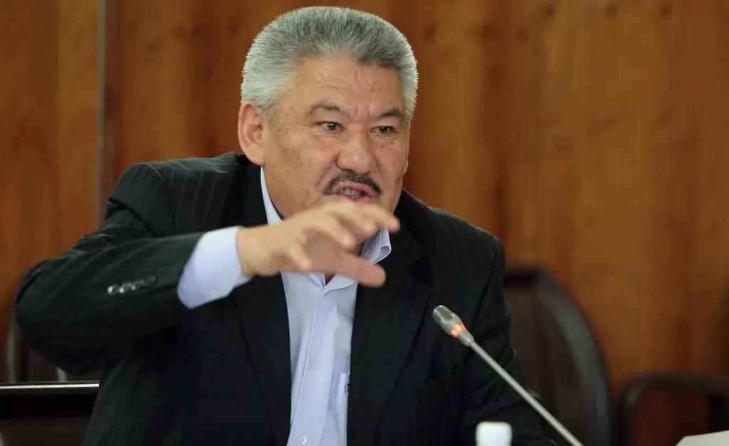 «Не справился с работой». Президент КР уволил Азимбека Бекназарова