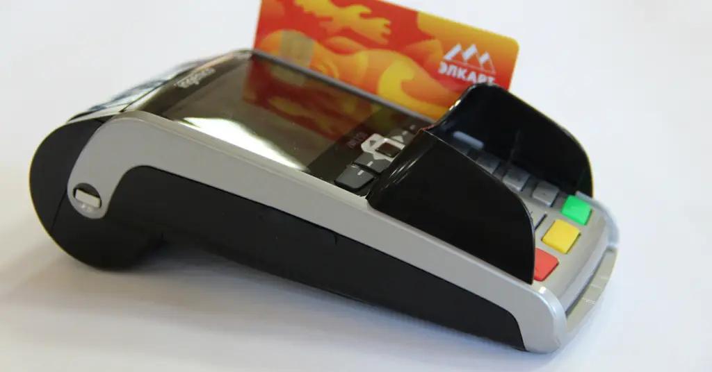 Банки предотвратили кражу более 16 млн сомов с платежных карт кыргызстанцев