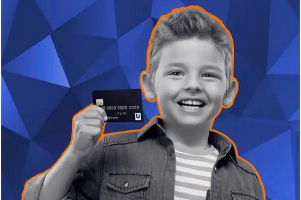 В Узбекистане появились пластиковые карты для детей