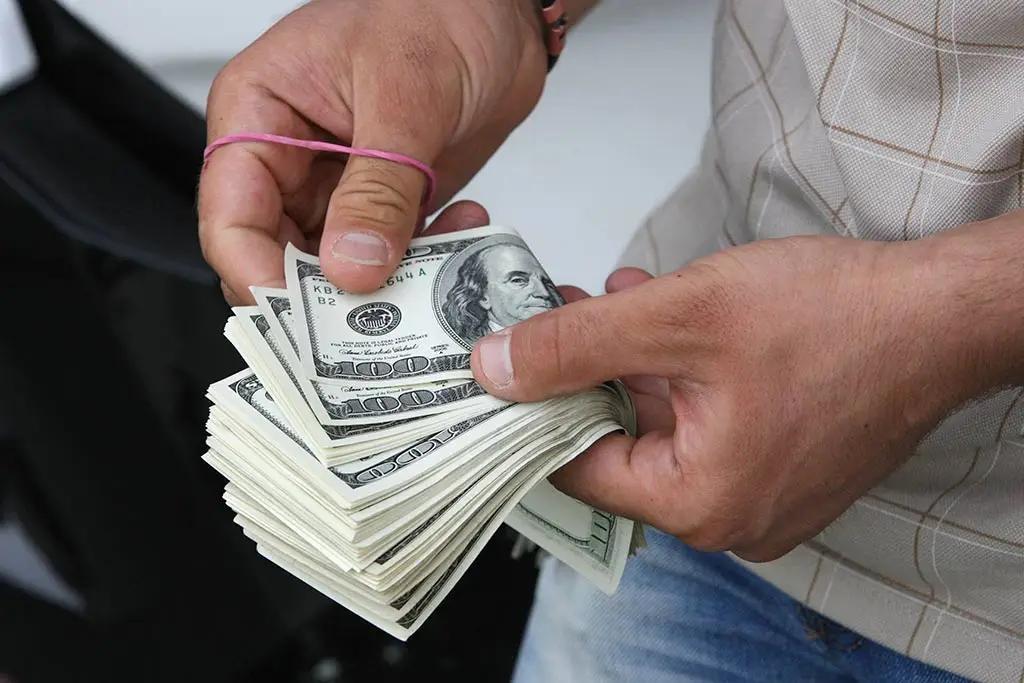 Нацбанк оштрафовал двух нелегальных валютчиков в Баткенской области