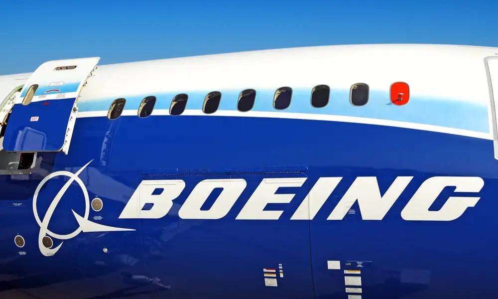 Акции Boeing упали на 4%