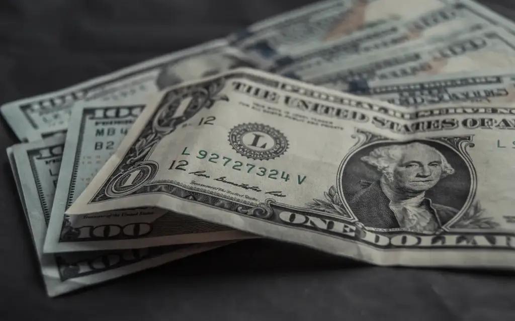 В КР средний курс доллара в 2022 году сложился на 1.62% ниже ожиданий