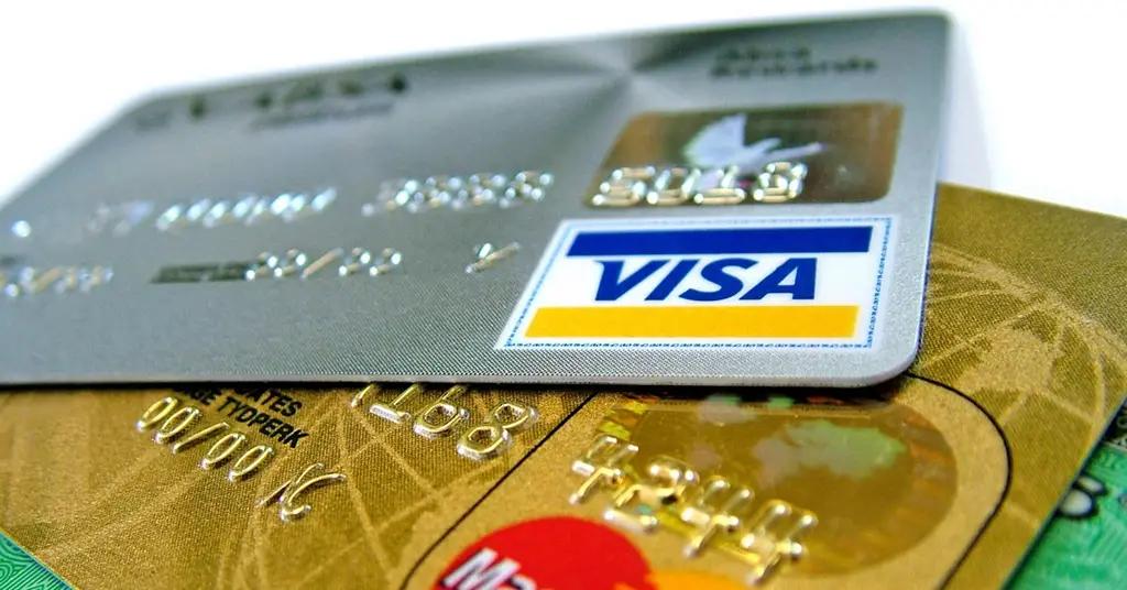 За год количество платежных карт в обращении выросло на треть