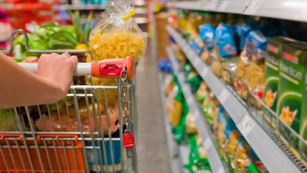 Половину доходов казахстанцы тратят на продукты