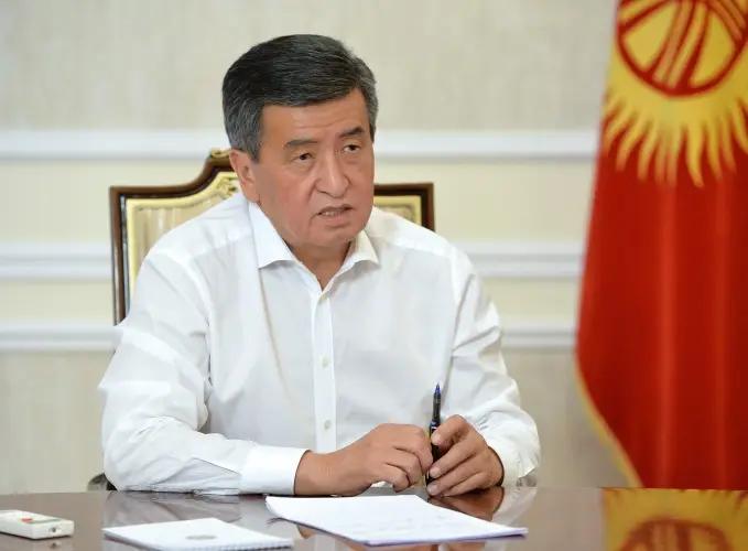 Сооронбай Жээнбеков подписал указ об отставке правительства и премьер-министра