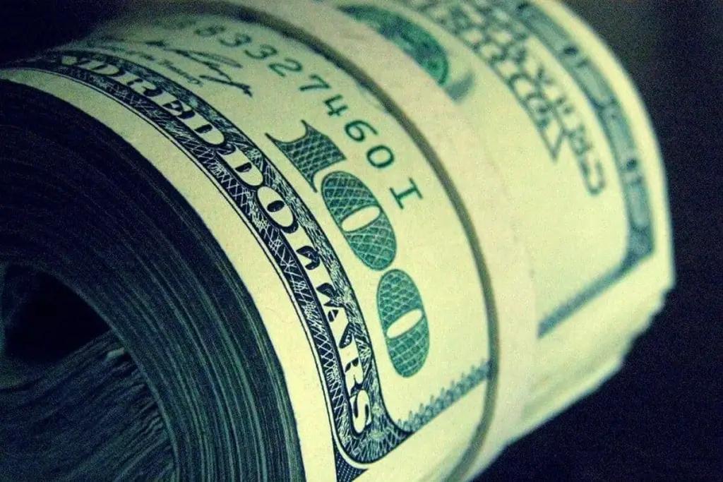 На валютных торгах третий день подряд доллар покупают по 79.5 сома