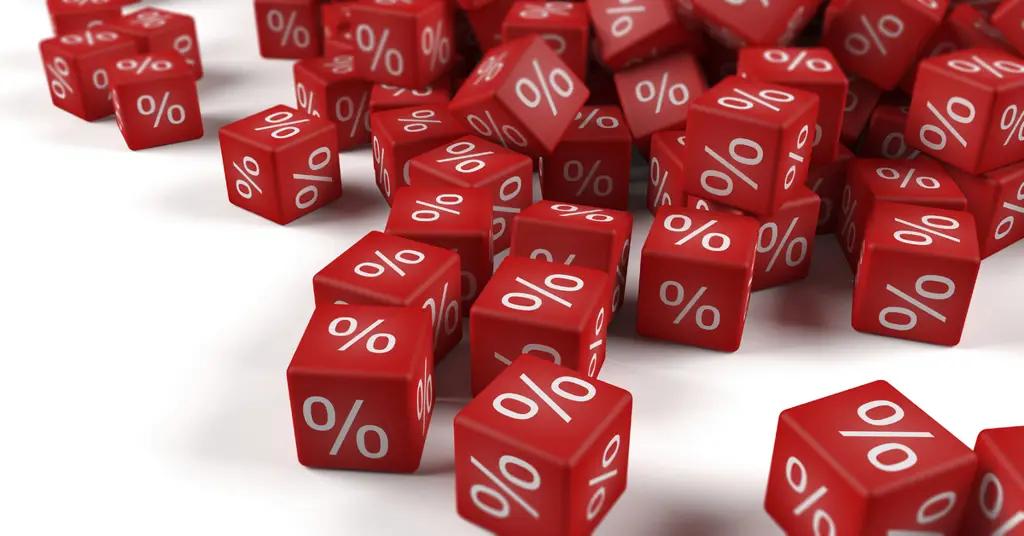 За год в КР выросли процентные ставки по сомовым и валютным депозитам