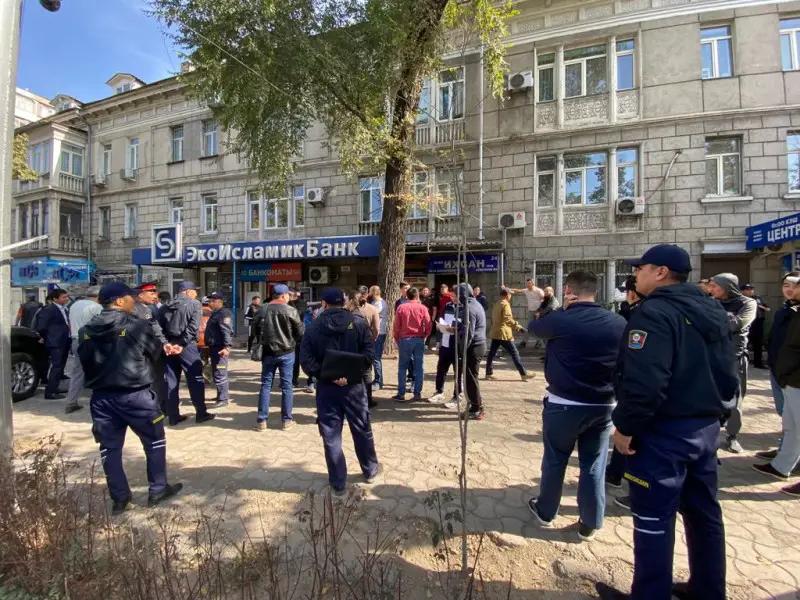 Мэрия демонтировала незаконные вывески обменных бюро на Моссовете