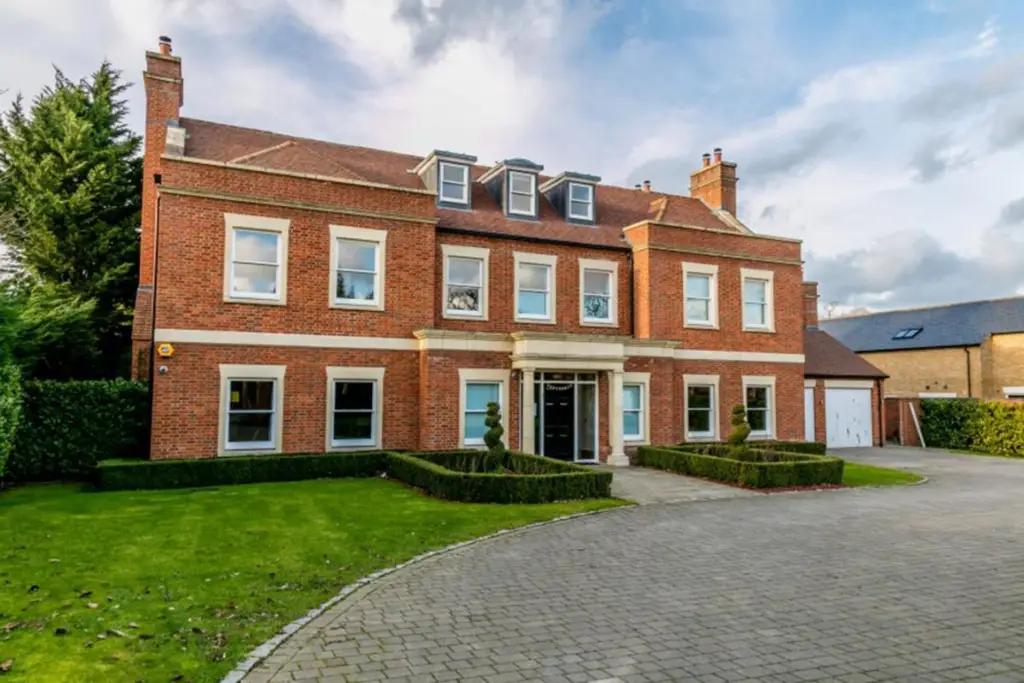 Великобритания начнет конфисковать особняки российских и казахских олигархов