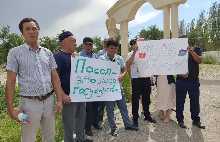 В КР подрядчик заявил о том, что посольство Азербайджана задолжало ему $3 млн