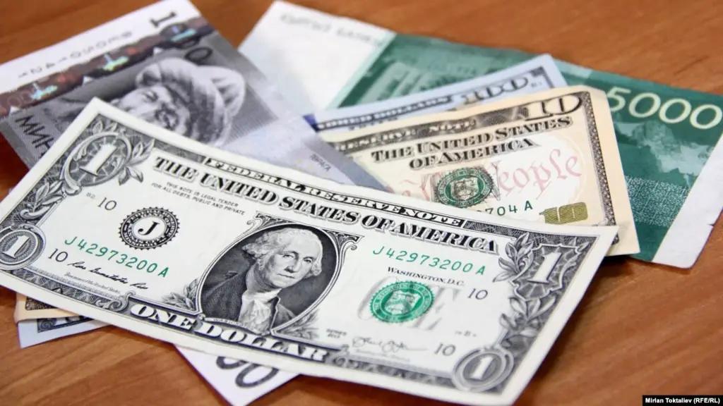 Сом укрепился ко всем основным валютам, больше всего к евро