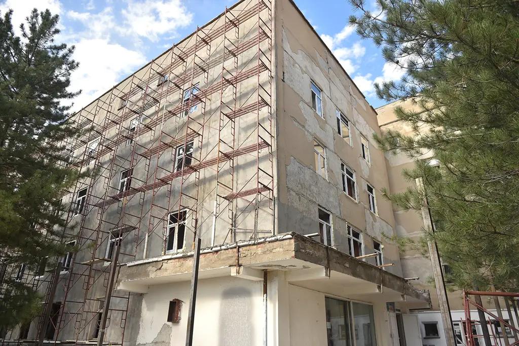 Ремонт больницы в Токмоке завершат к концу августа