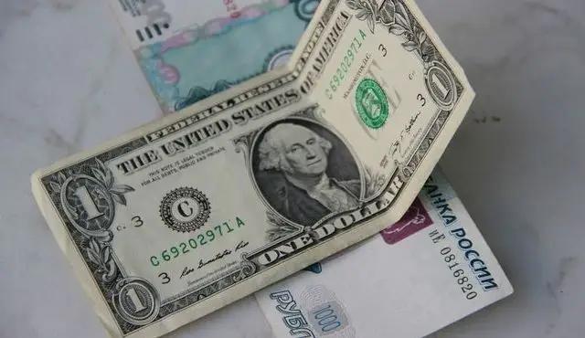Рубль укрепляется на фоне подорожания нефти – 79,81