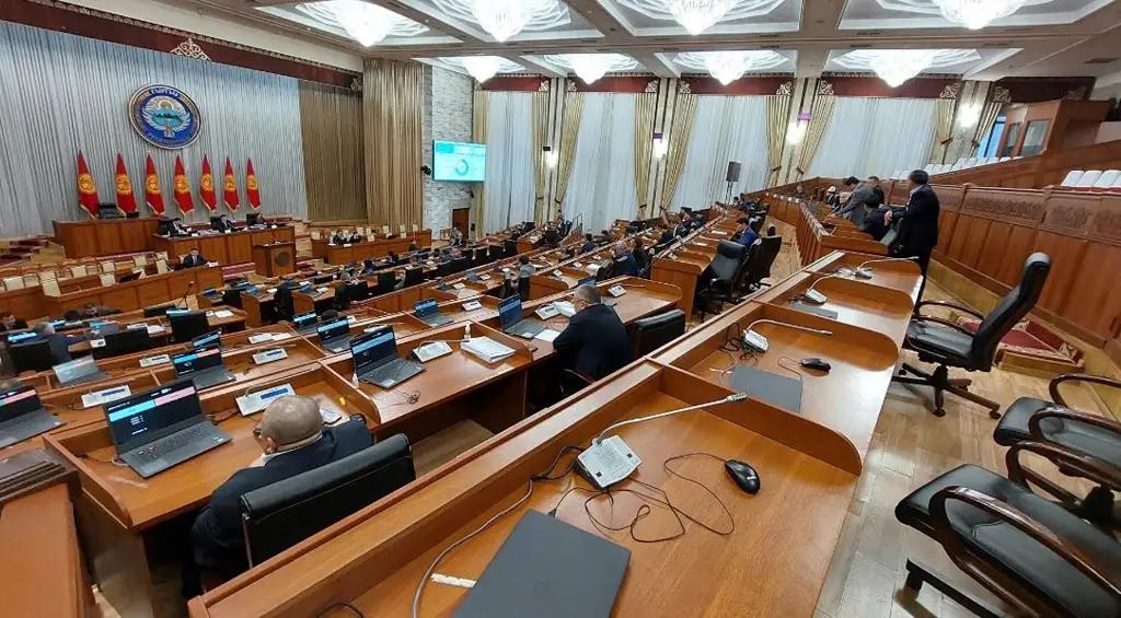 Расходы аппарата Жогорку Кенеша в марте снизятся почти в два раза