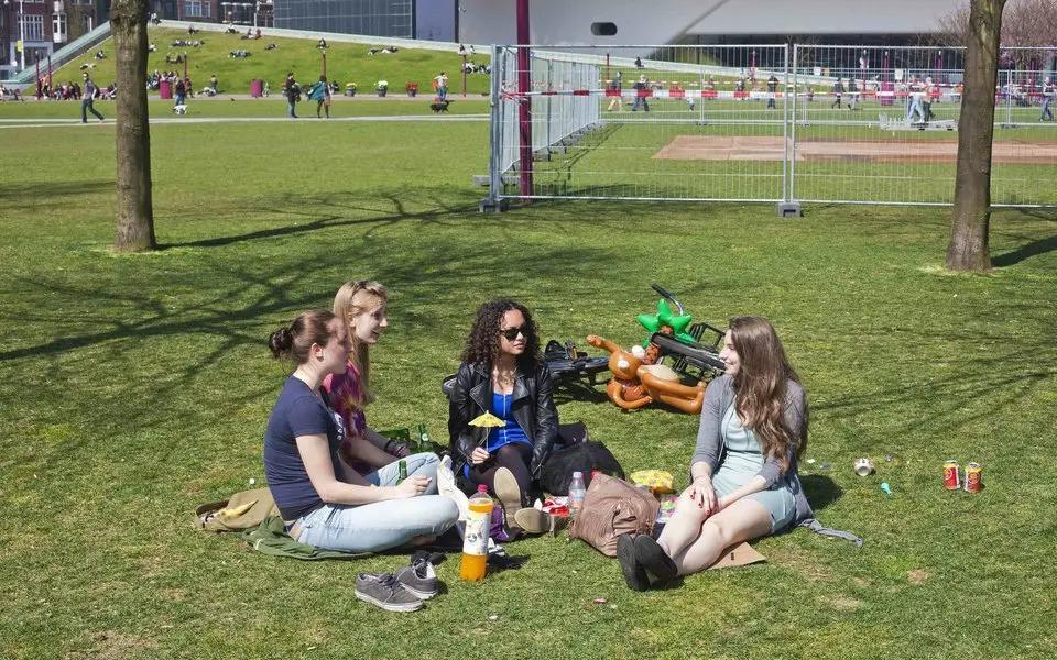 Власти Амстердама решили выкупить долги молодежи