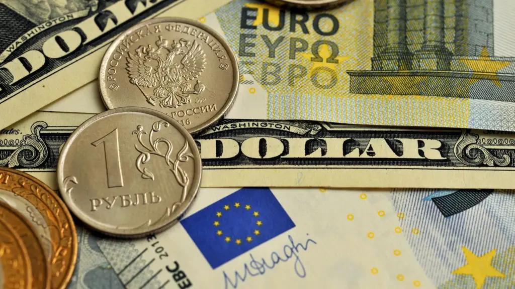 Рубль просел к доллару и евро. Курс Центробанка на 7 апреля