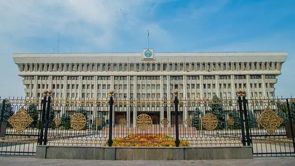 Государство сэкономит более 2 млрд сомов в результате сокращения госаппарата