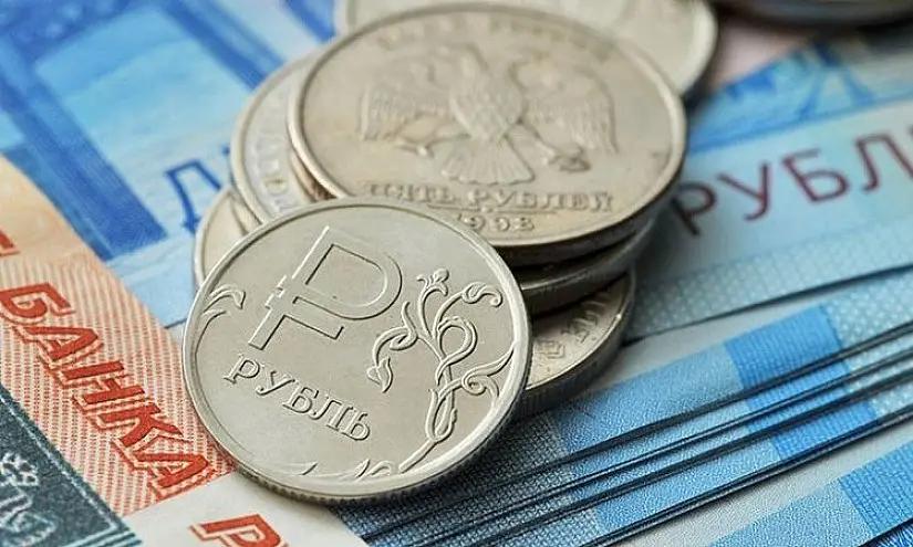 За выходные рубль укрепился к основным валютам. Курсы Центробанка