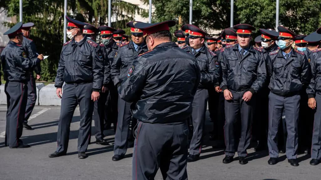 Депутат просит повысить заработные платы милиционерам