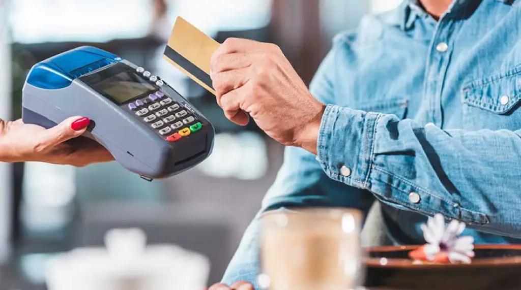 В Нацбанке рассматривают тарифную политику при оплате картой, QR-кодом