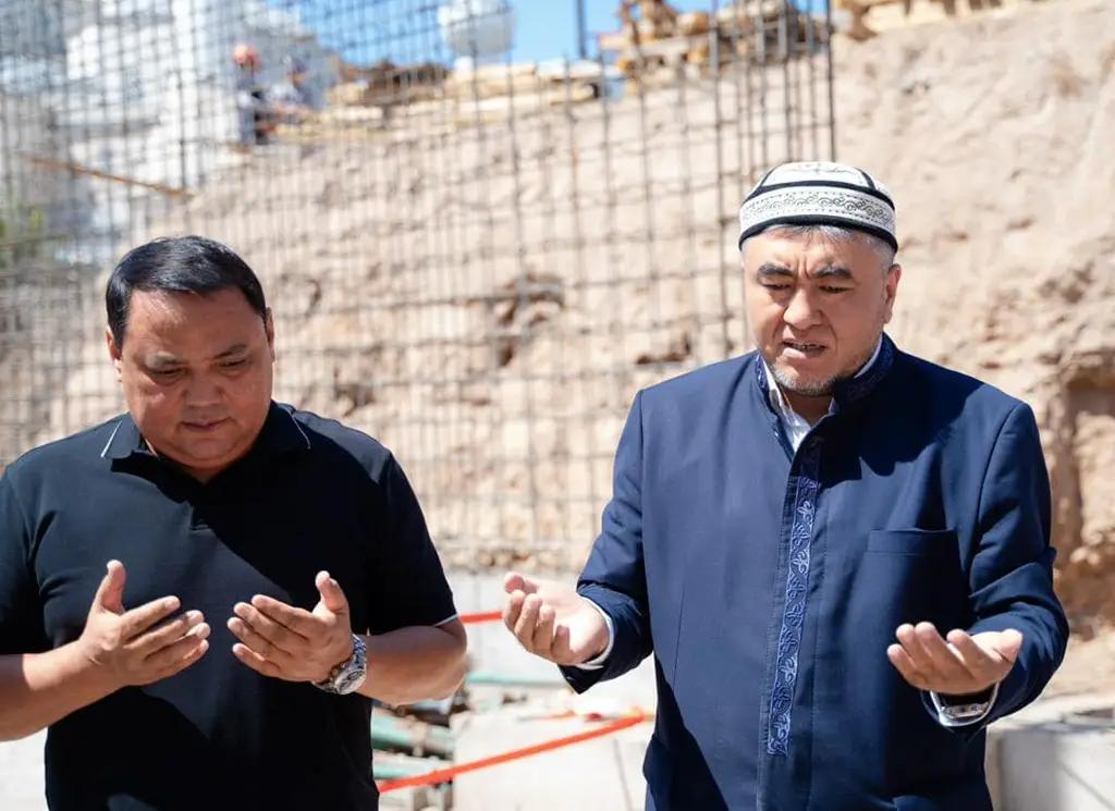 В Бишкеке построят новое здание ДУМК. Капсулу заложили Матраимов и муфтий