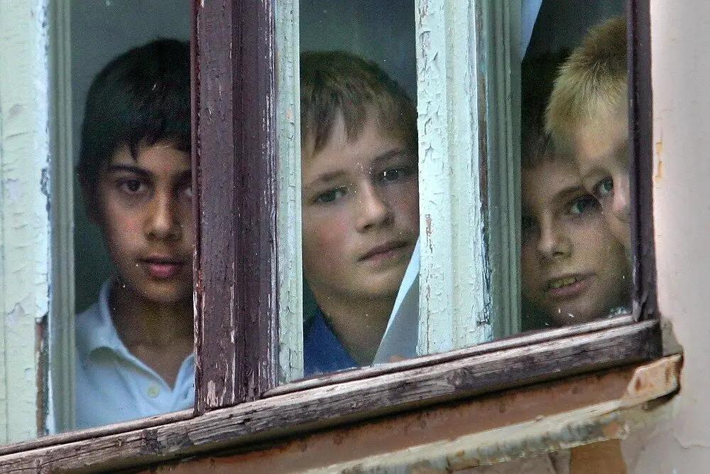 В Жогорку Кенеше просят предоставлять жилье сиротам