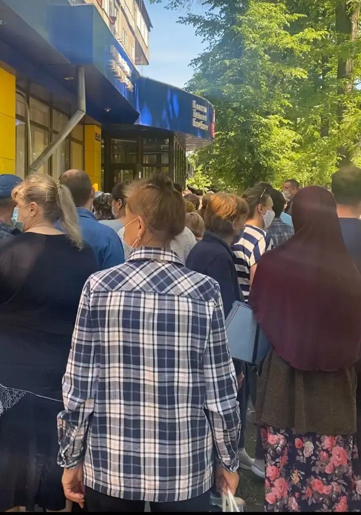 Огромные очереди, скандалы, или Как ЦОНы Бишкека начали свою работу (видео)