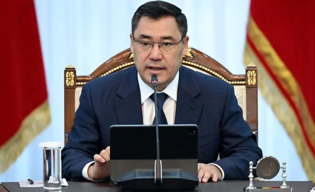С августа поднимут зарплаты госслужащим — Садыр Жапаров