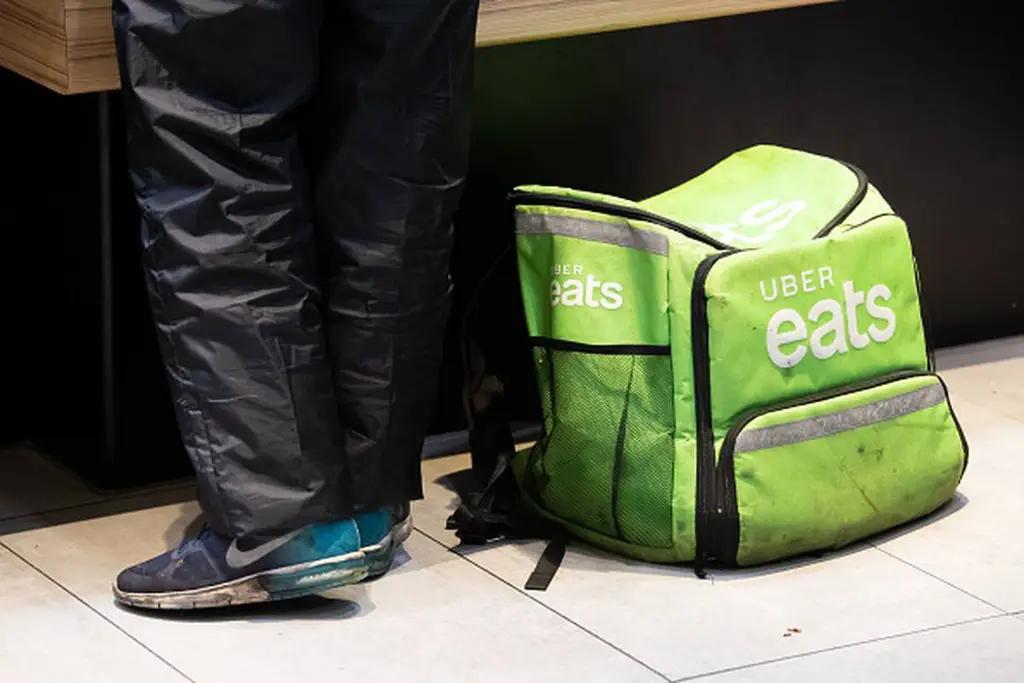 Uber Eats стал нанимать «бабушек в кроссовках» для доставки еды в Японии