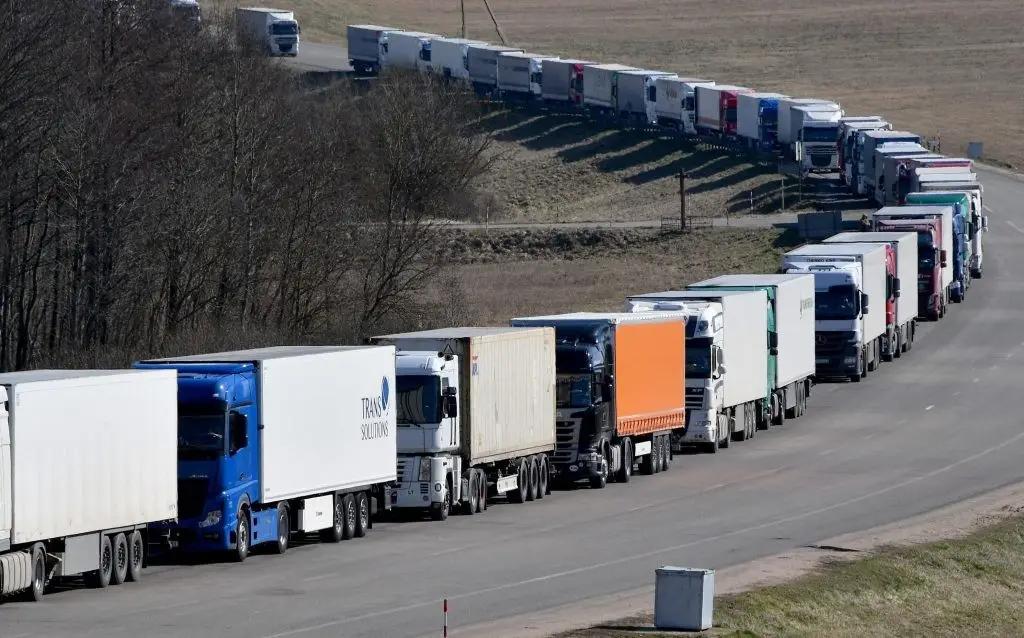 На кыргызско-китайской границе километровая очередь