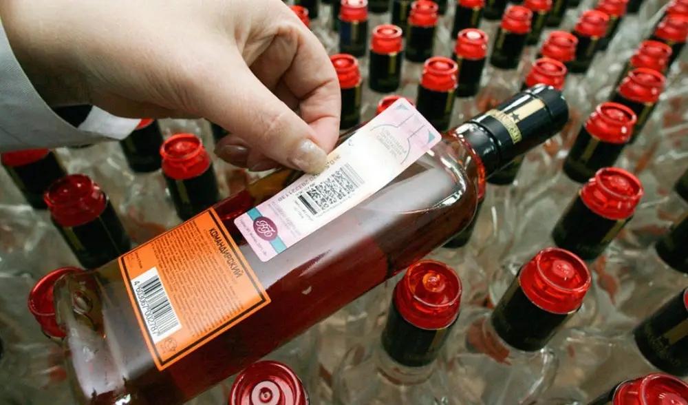 В КР запрещен оборот немаркированных алкоголя и сигарет
