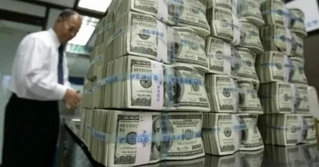 В Узбекистане разрешат физлицам покупать доллары по рыночному курсу