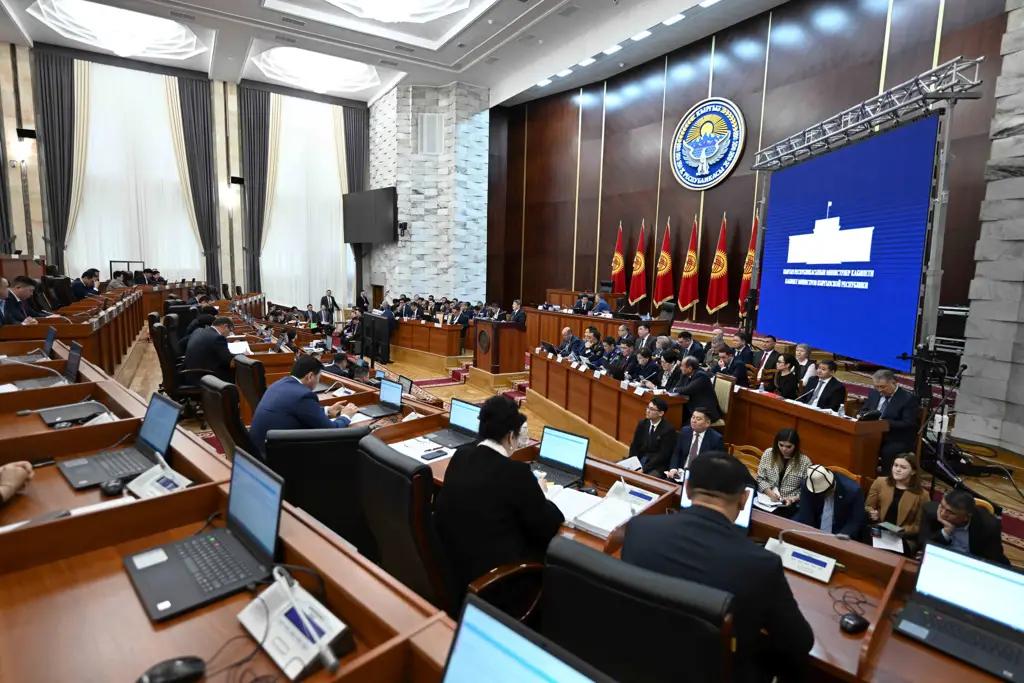 Глава кабмина рассказал, какая спецтехника передана ведомствам