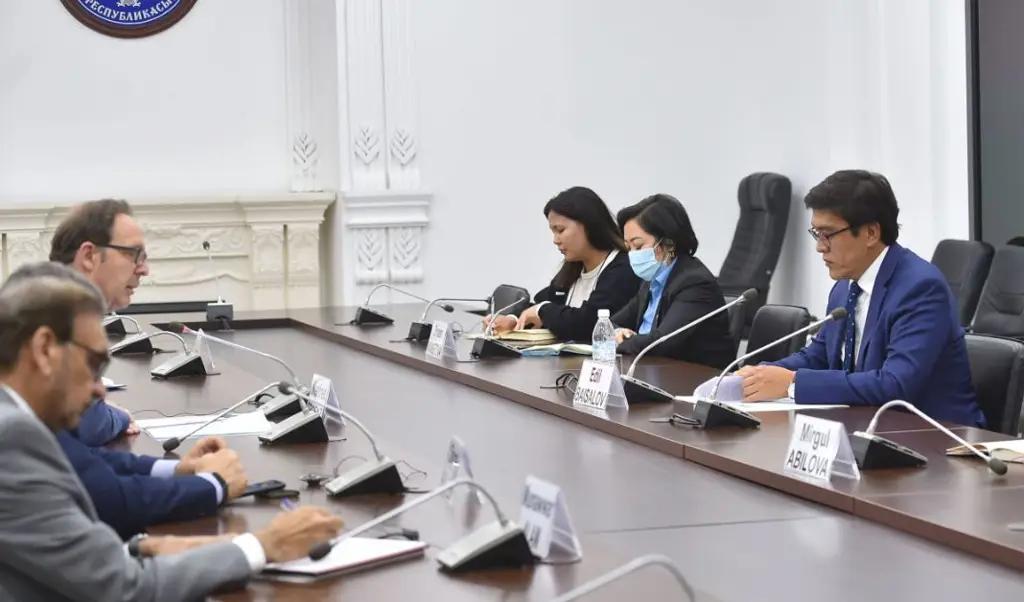 Эдиль Байсалов встретился с руководством МОМ