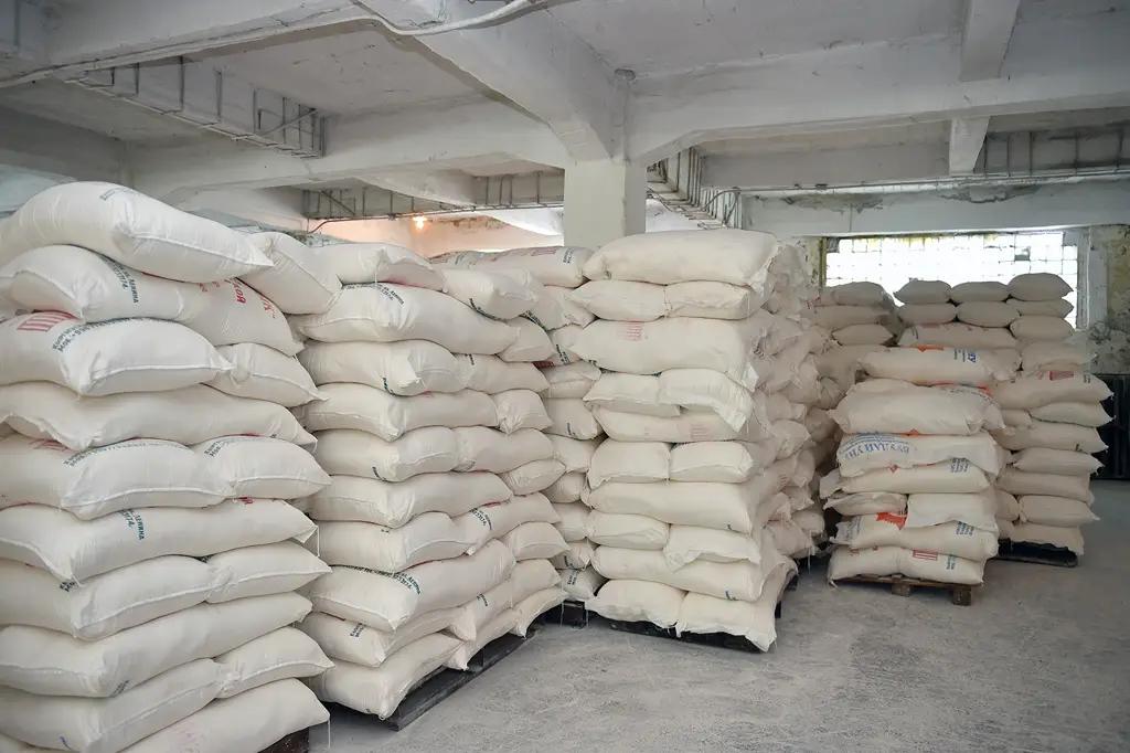 Премьер-министр посетил склады матрезерва в Ошской области