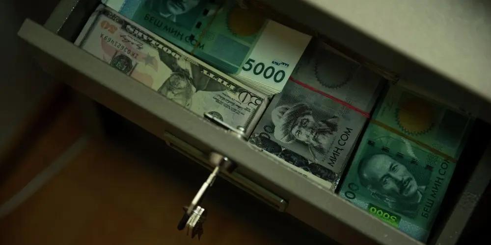Долларизация депозитов снижается. Кыргызстанцы выбирают сом