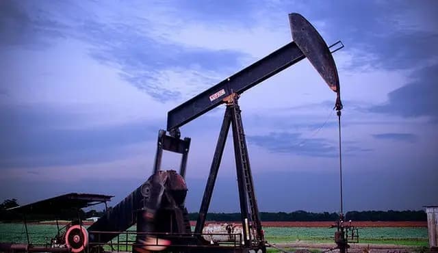 Цены на нефть вновь растут на сообщениях о низкой добыче в США