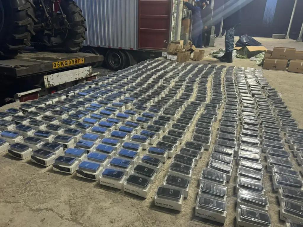 Из Китая в КР пытались незаконно провезти 19 тонн телефонов