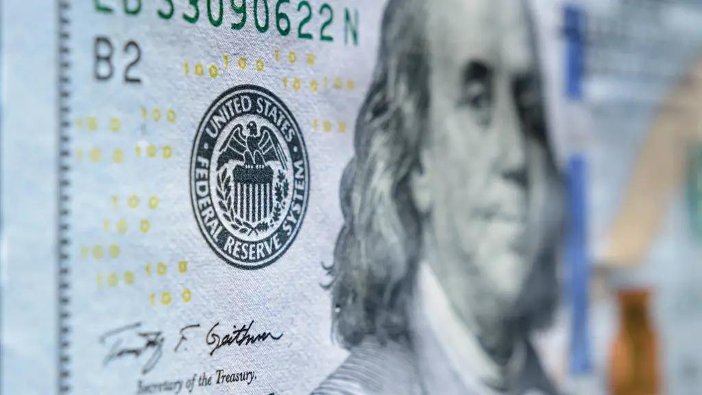 Нацбнак КР временно запретил вывоз долларов США