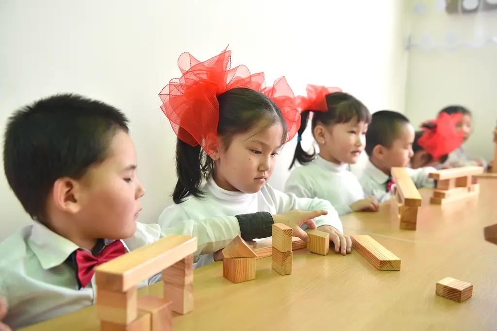 Абылгазиев подарил 100 тысяч сомов детскому саду в Нарыне