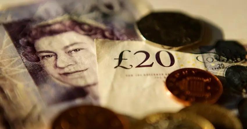 В преддверии итогов Brexit британцы скупают доллары и евро