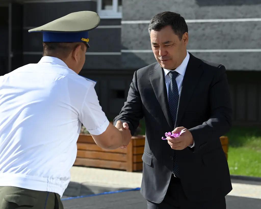 Садыр Жапаров вручил сотрудникам нацбезопасности ключи от квартир